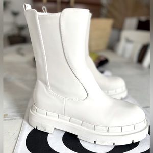 Unilady White mid-calf Chelsea boot with lugged sole